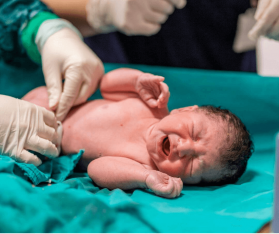 Ghid complet pentru părinți: Ce se întâmplă cu nou-născutul imediat după naștere
